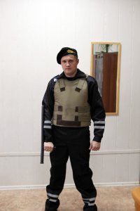 Охранник в форме и жилете